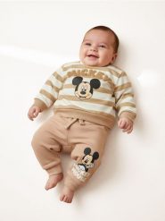 Spodnie dresowe Mickey Mouse - beżowy. Brązowe spodenki niemowlęce Sinsay, bez wzorów, z dresówki. Za 11.99 zł.