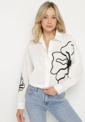 Biała Bawełniana Koszula z Kwiatowymi Aplikacjami Talreina. Białe bluzki damskie Born2be, s, z aplikacjami, z bawełny, eleganckie, bez kołnierzyka, bez ramiączek. Za 84.99 zł.