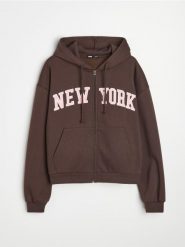 Rozpinana bluza hoodie z kieszeniami i napisem NEW YORK - brązowy. Brązowe bluzy damskie Sinsay, l, bez wzorów, bez kaptura. Za 49.99 zł.