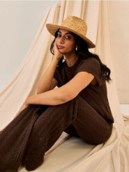 Swetrowa ażurowa bluzka z krótkim rękawem - brązowy. Brązowe bluzki damskie Sinsay, l, w ażurowe wzory, bez kołnierzyka, bez ramiączek. Za 39.99 zł.