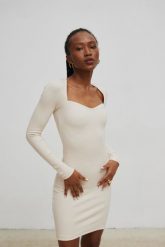 Sukienka dopasowana z dekoltem w kształcie serca WHITE SAND - FUSION-S/M. Brązowe sukienki damskie Marsala, na imprezę, m, bez wzorów, z bawełny, bez kołnierzyka, bez ramiączek, mini, bodycon. W wyprzedaży za 24.98 zł.