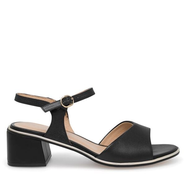 Sandały Lasocki. Czarne sandały damskie Lasocki, bez wzorów, bez obcasa, na słupku, bez zapięcia. Za 139.99 zł.
