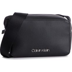 Torebka CALVIN KLEIN - Strap Sml Camera Bag K60K605012 001. Listonoszki damskie marki Calvin Klein. Za 399.00 zł.