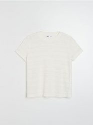 Swetrowa bluzka z ażurowym wzorem i domieszką lnu - kremowy. Białe bluzki damskie Sinsay, l, w ażurowe wzory, bez kołnierzyka, bez ramiączek. Za 39.99 zł.