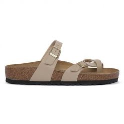 Klapki damskie Birkenstock Mayari. Brązowe klapki damskie Birkenstock, bez wzorów, z materiału, sportowe, bez obcasa. Za 635.00 zł.