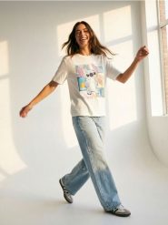 Bawełniana koszulka z nadrukiem Stitch - kremowy. Białe t-shirty damskie Sinsay, l, bez wzorów, z bawełny, bez kołnierzyka. Za 39.99 zł.