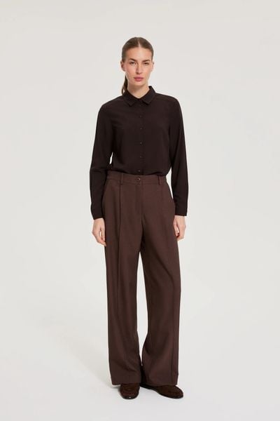 Eleganckie spodnie brązowe. Brązowe spodnie materiałowe damskie MOODO, l, bez wzorów, z elastanu. Za 139.99 zł.
