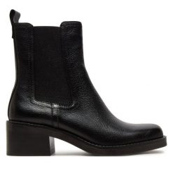 Sztyblety Tamaris. Czarne botki damskie Tamaris, bez obcasa, na słupku, bez zapięcia. Za 449.99 zł.