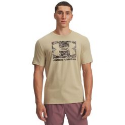 Koszulka Under Armour ABC Camo Boxed Logo. Brązowe koszulki sportowe męskie Under Armour, m, bez wzorów, z bawełny, bez kołnierzyka, bez ramiączek, na fitness i siłownię. Za 169.05 zł.