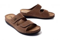 TAMARIS 27510-41 341 taupe, klapki profilaktyczne damskie. Brązowe klapki damskie Tamaris, bez wzorów, ze skóry, bez obcasa, na koturnie. Za 179.90 zł.