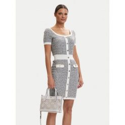 Torebka Guess. Białe torebki do ręki damskie Guess, z aplikacjami, klasyczne, bez dodatków. Za 589.99 zł.