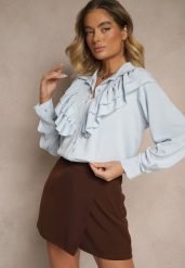 Jasnoniebieska Koszula Ozdobiona Falbaną Kornella. Niebieskie bluzki damskie Renee, bez wzorów, z jeansu, eleganckie, bez kołnierzyka, bez ramiączek. Za 69.99 zł.