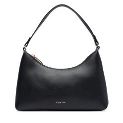 Torebka Calvin Klein. Czarne torebki do ręki damskie Calvin Klein, bez wzorów, klasyczne, bez dodatków. Za 369.99 zł.