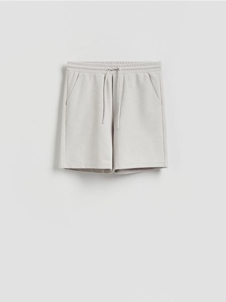 Strukturalne szorty regular fit - jasnoszary. Szare szorty męskie Reserved, l, bez wzorów, z bawełny. Za 99.99 zł.