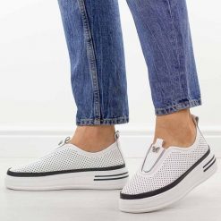 Białe ażurowane skórzane półbuty damskie T.Sokolski w26-674. Białe półbuty damskie Sokolski, na jesień, z aplikacjami, z gumy, klasyczne, z okrągłym noskiem, bez obcasa, bez zapięcia. Za 219.00 zł.