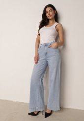 Jasnoniebieskie Jeansy z Bawełny o Szerokim Kroju z Wysokim Stanem Senoth. Niebieskie jeansy damskie Born2be, z podwyższonym stanem. Za 109.99 zł.