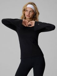 4F Longsleeve slim damski - czarny S. Czarne t-shirty damskie 4f, m, bez wzorów, z dzianiny, klasyczne, bez kołnierzyka. Za 99.99 zł.