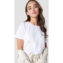 NA-KD T-shirt basic z haftem Darlin - White. T-shirty damskie marki NA-KD. Za 60.95 zł.