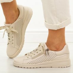 Beżowe skórzane półbuty damskie Cambell 19403. Brązowe półbuty damskie Cambell, na jesień, w ażurowe wzory, z jeansu, casualowe, bez obcasa, na płaskiej podeszwie, bez zapięcia. Za 239.00 zł.