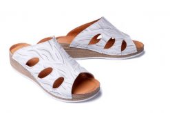 COMFORTABEL 700579-03 weiss, klapki damskie. Szare klapki damskie Comfortabel, bez wzorów, ze skóry, bez obcasa, na koturnie. Za 215.94 zł.