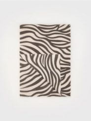 Szalik ze zwierzęcym wzorem - czarny. Czarne szaliki i chusty damskie Reserved, bez wzorów. W wyprzedaży za 25.99 zł.