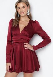 Bordowa Satynowa Sukienka Mini z Głębokim Dekoltem i Wiązaniem z Tyłu Liadan. Czerwone sukienki damskie Born2be, na imprezę, m, bez wzorów, z satyny, eleganckie, bez kołnierzyka, bez ramiączek, mini. Za 89.99 zł.