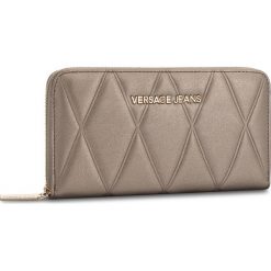 Duży Portfel Damski VERSACE JEANS - E3VSBPL1 70712 966. Żółte portfele damskie Versace Jeans, z jeansu. W wyprzedaży za 279.00 zł.
