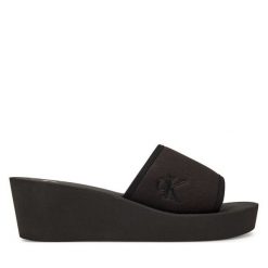 Klapki Calvin Klein Jeans. Czarne klapki damskie Calvin Klein Jeans, bez wzorów, z jeansu, bez obcasa. Za 139.99 zł.