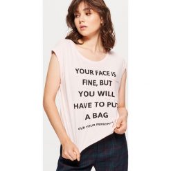 Koszulka z napisem - Różowy. Czerwone t-shirty damskie Cropp, z napisami. Za 19.99 zł.