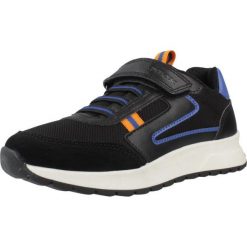 Buty GEOX J BRIEZEE BOY Czarny. Czarne buty sportowe chłopięce Geox, bez wzorów, bez zapięcia, do biegania. Za 245.99 zł.