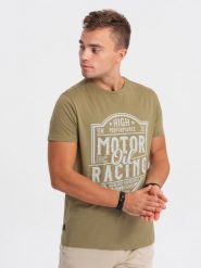 T-shirt męski bawełniany z nadrukiem - oliwkowy V2. Zielone t-shirty męskie Ombre Clothing, l, bez wzorów, z bawełny, eleganckie, bez kołnierzyka. W wyprzedaży za 19.99 zł.