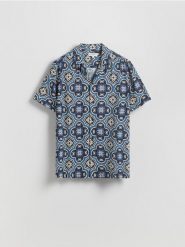 Koszula regular fit z wiskozy - granatowy. Niebieskie koszule męskie Reserved, l, bez wzorów, z wiskozy, bez kołnierzyka, bez ramiączek. Za 139.99 zł.