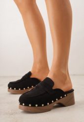 Czarne Klapki Drewniaki w Stylu Mokasynów z Nitami Hanaria. Czarne klapki damskie Born2be, z aplikacjami, z jeansu, eleganckie, bez obcasa, na obcasie. Za 99.99 zł.