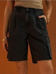 Jeansowe bermudy cargo - czarny. Czarne szorty damskie Sinsay, bez wzorów, z jeansu. W wyprzedaży za 55.99 zł.