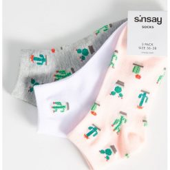 Skarpetki stopki z kaktusami - Wielobarwny. Skarpety damskie Sinsay. Za 9.99 zł.