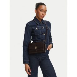 Torebka Armani Exchange. Brązowe torebki do ręki damskie Armani Exchange, bez wzorów, bez dodatków. Za 614.99 zł.