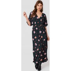 Just Female Sukienka maxi Olivia - Multicolor. Szare sukienki damskie marki JUST FEMALE, z tkaniny, z kopertowym dekoltem, z krótkim rękawem. Za 728.95 zł.