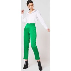 Rut&Circle Błyszczące spodnie Ginny - Green. Zielone spodnie materiałowe damskie Rut&Circle, z haftami, z poliesteru. W wyprzedaży za 121.77 zł.