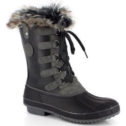 Kozaki zimowe "Julia" w kolorze czarnym. Czarne kozaki damskie Kimberfeel, z materiału, bez obcasa. W wyprzedaży za 285.95 zł.