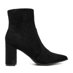 Botki JENNY. Czarne botki damskie Jenny, bez obcasa, na słupku, bez zapięcia. Za 159.99 zł.