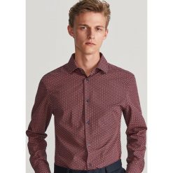 Koszula regular fit z drobnym wzorem - Granatowy. Niebieskie koszule męskie Reserved, l, bez wzorów, bez kołnierzyka, bez ramiączek. Za 99.99 zł.