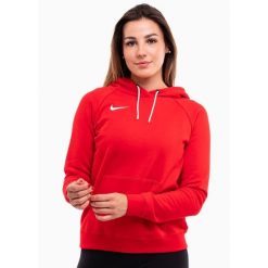 Bluza sportowa damska Nike Wmns Park 20 Fleece. Czerwone bluzy sportowe damskie Nike, xs, bez wzorów, z kapturem, na fitness i siłownię. Za 334.00 zł.