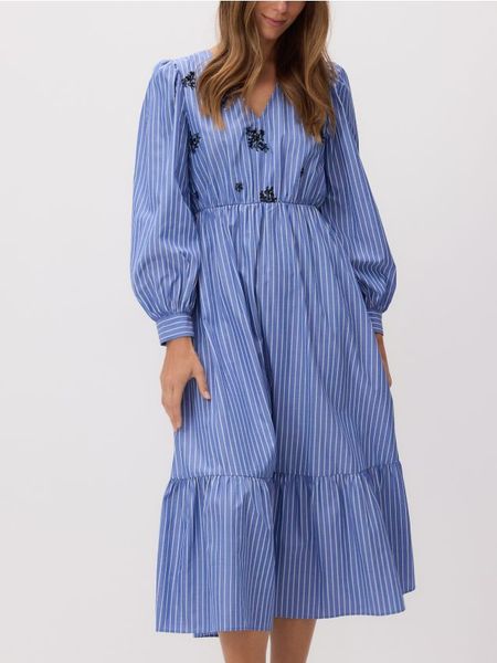 Sukienka z ozdobnymi aplikacjami - granatowy. Niebieskie sukienki damskie Reserved, l, z aplikacjami, z bawełny, bez kołnierzyka, bez ramiączek, rozkloszowane. W wyprzedaży za 109.99 zł.