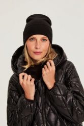 Gładka czapka czarna. Czarne czapki i kapelusze damskie MOODO, bez wzorów, z poliamidu. Za 39.99 zł.