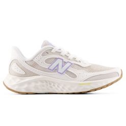 Buty damskie New Balance Fresh Foam Arishi v4 WARIS3XX – beżowe. Brązowe obuwie sportowe damskie New Balance, bez wzorów, z materiału, do biegania. Za 429.99 zł.