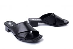 RIEKER 62690-00 black, klapki damskie. Czarne klapki damskie Rieker, bez wzorów, bez obcasa, na obcasie. Za 279.90 zł.