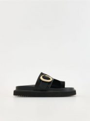 Skórzane klapki - czarny. Czarne klapki damskie Reserved, bez wzorów, ze skóry, bez obcasa. W wyprzedaży za 119.99 zł.