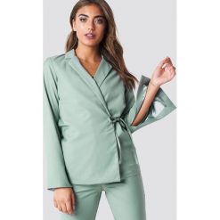 NA-KD Classic Kopertowa marynarka z rękawem z rozcięciem - Green. Żakiety damskie marki NA-KD Classic. Za 161.95 zł.
