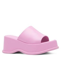 Klapki Jenny Fairy. Czerwone klapki damskie Jenny Fairy, bez wzorów, bez obcasa. Za 139.99 zł.
