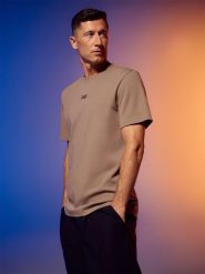 4F T-shirt regular gładki męski 4F x Robert Lewandowski - beżowy S. Brązowe koszulki sportowe męskie 4f, m, bez wzorów, z bawełny, bez kołnierzyka, bez ramiączek, na fitness i siłownię. Za 99.99 zł.